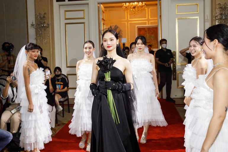 Miu Lê khoe cơ bụng số 11 trong đám cưới với Karik