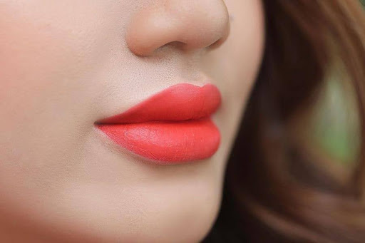 Phụ nữ trung niên phun môi màu nào đẹp?
