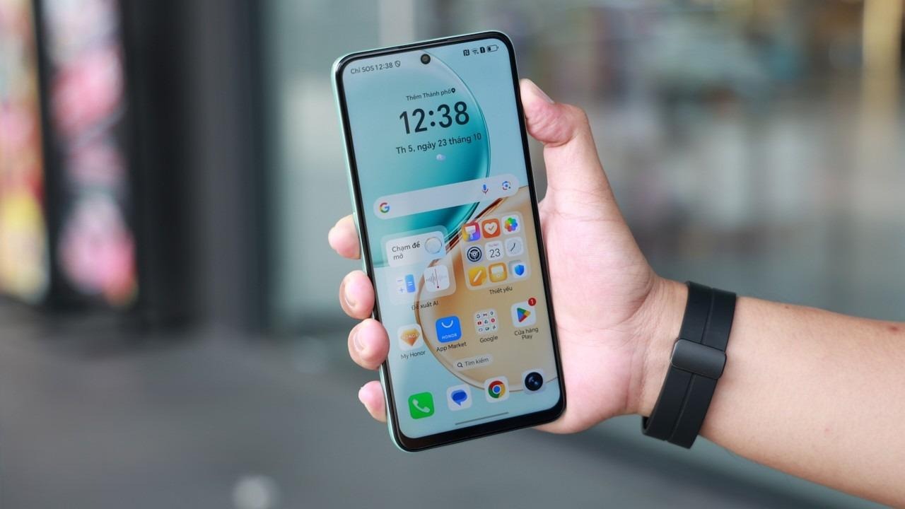 A hand holding a cell phoneAI-generated content may be incorrect.